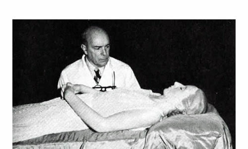 El cuerpo momificado de Evita, contemplado por el Dr. español Pedro Ara, quien realizó el embalsamamiento.